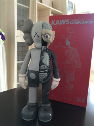 Kaws figurka - šedočerná 37 cm