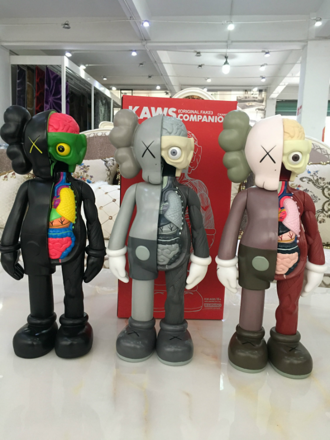 Kaws figurka - černá 37 cm